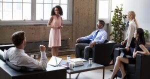 ufficio moderno con dipendenti al lavoro