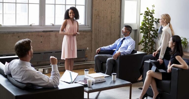 Quali Sono I Vantaggi Del Lavoro Da Dipendente Rispetto Alla Partita Iva 5 ufficio moderno con dipendenti al lavoro