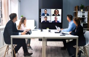 ufficio moderno con persone in riunione