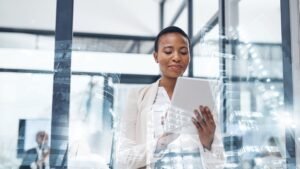 ufficio poste italiane con cliente e consulente finanziario