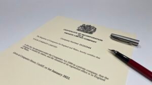 ufficio registro imprese con documenti ufficiali