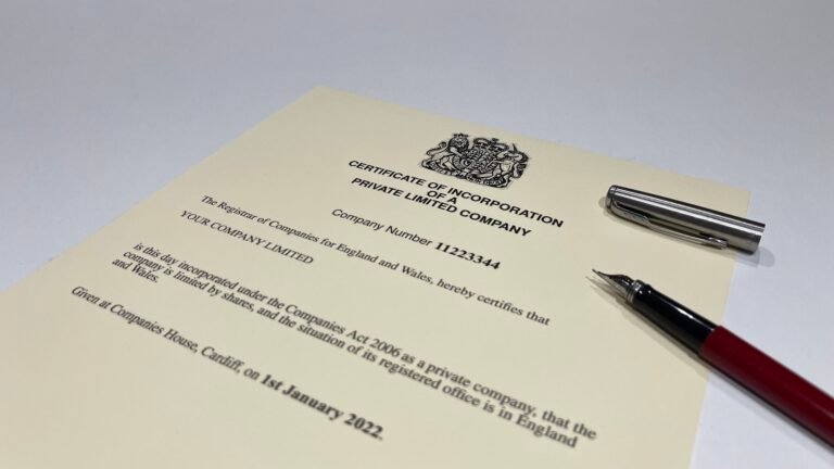 Cos’è il Numero di Iscrizione al Registro delle Imprese e A Cosa Serve 2 ufficio registro imprese con documenti ufficiali