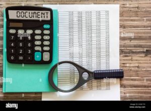 una calcolatrice vicino a documenti finanziari