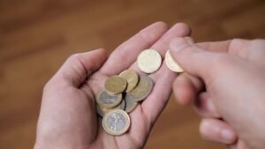 una mano che conta monete su un conto