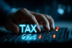 una mano che digita su una calcolatrice fiscale