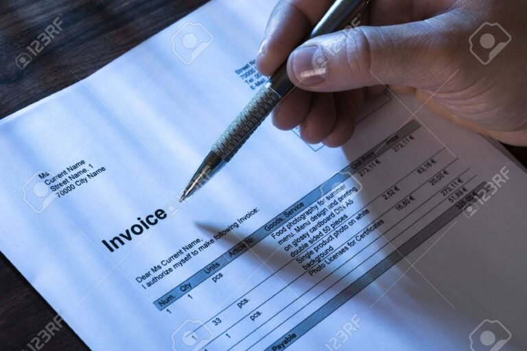 Quali Dati Sono Necessari Per Emmettere Una Fattura Corretta 35 una persona che compila una fattura cartacea