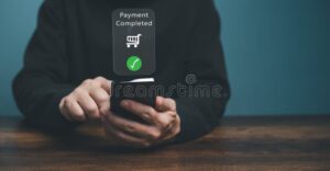 uomo che usa smartphone per pagamento digitale