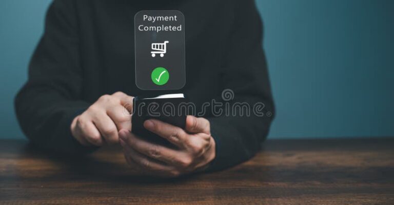 uomo che usa smartphone per pagamento digitale