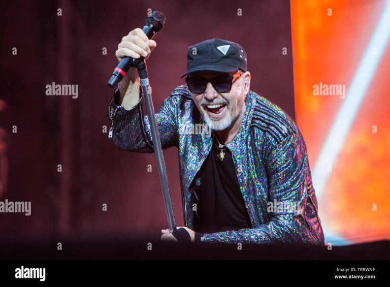 Cosa Significa il Brano "Con Te o Senza Di Te" Di Vasco Rossi 30 vasco rossi cantautore rock microfono palco