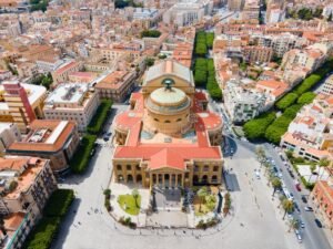 veduta panoramica del teatro massimo di palermo