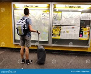 viaggiatori con mappa e zaini in partenza