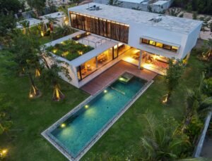 villette colorate immerse in paesaggio naturale