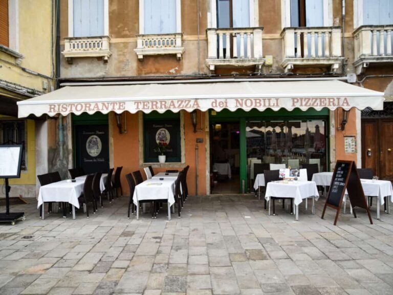 Quali sono le specialità del ristorante Al Paradiso a Venezia 14 vista esterna elegante di un ristorante veneziano