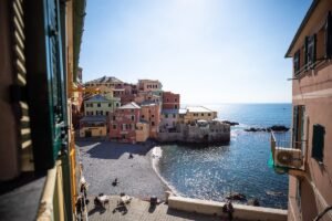 vista panoramica di chiavari con appartamenti colorati